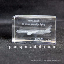 Modelo de cristal do avião 3d como a lembrança ou o laser dos presentes grava